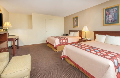 Centerville Hotel | Super 8 by Wyndham Centerville-Richmond