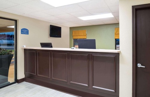 Charleston Hotel | Super 8 by Wyndham Charleston Sikeston East MO