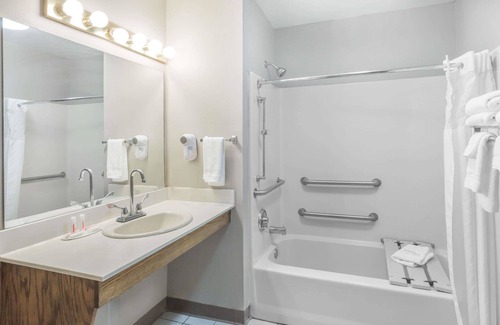 Clinton Hotel | Super 8 by Wyndham Clinton