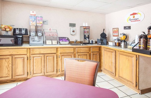 Clinton Hotel | Super 8 by Wyndham Clinton