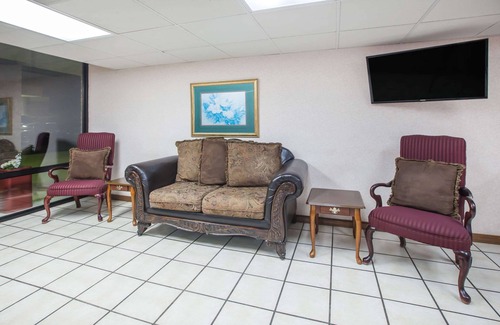 Clinton Hotel | Super 8 by Wyndham Clinton