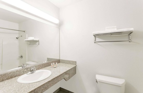 Cloverdale Hotel | Super 8 by Wyndham Cloverdale Wine Country