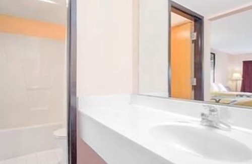 State Park Hotel | Super 8 by Wyndham Columbia