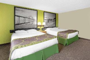 Quad Cities Hotel | Super 8 by Wyndham Davenport