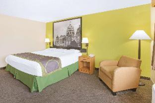 Quad Cities Hotel | Super 8 by Wyndham Davenport