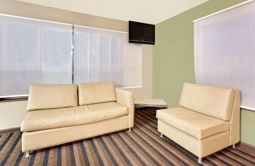Denver Hotel | Super 8 by Wyndham Denver Central