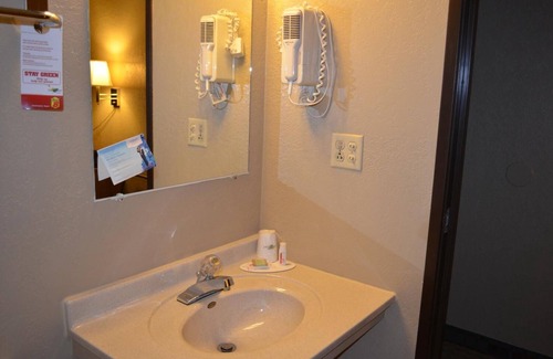 Devils Lake Hotel | Super 8 by Wyndham Devils Lake