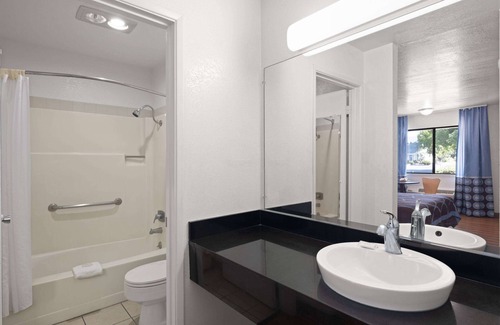 Dunnigan Hotel | Super 8 by Wyndham Dunnigan