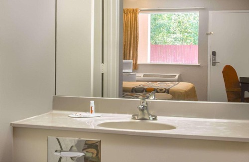 Durham Hotel | Super 8 by Wyndham Durham/University Area NC