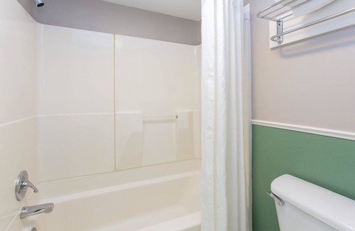 Durham Hotel | Super 8 by Wyndham Durham/University Area NC