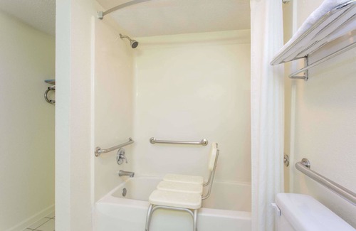 Durham Hotel | Super 8 by Wyndham Durham/University Area NC