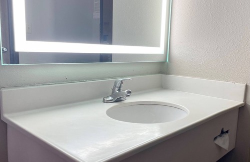 Allenton Hotel | Super 8 by Wyndham Eureka/Six Flags Nearby