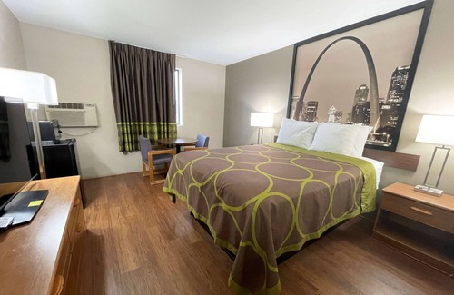 Allenton Hotel | Super 8 by Wyndham Eureka/Six Flags Nearby