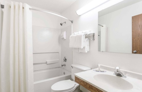 Downtown Hotel | Super 8 by Wyndham Hampton