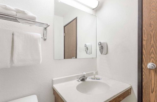 Downtown Hotel | Super 8 by Wyndham Hampton