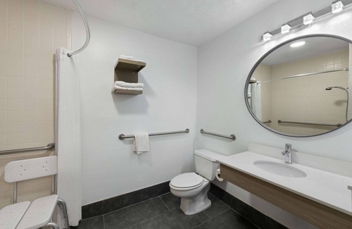 Seven Oaks Hotel | Super 8 by Wyndham Harbison/Parkridge Hospital