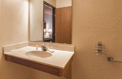 Hartford Hotel | Super 8 by Wyndham Hartford WI