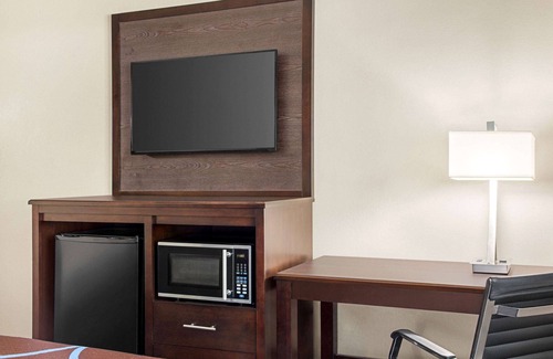 Lenexa Hotel | Super 8 by Wyndham Lenexa Overland Park/Mall Area