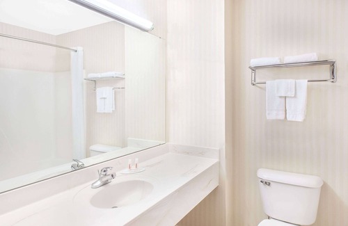 Lowell Hotel | Super 8 by Wyndham Lowell/Bentonville/Rogers Area