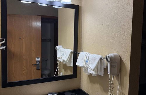 Mendota Hotel | Super 8 by Wyndham Mendota I-39