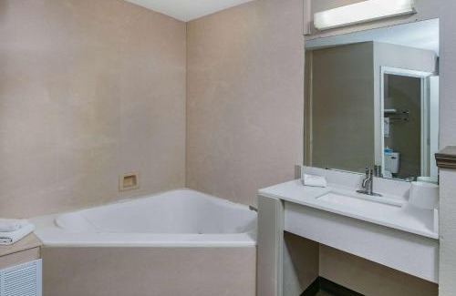 Kreole Hotel | Super 8 by Wyndham Moss Point