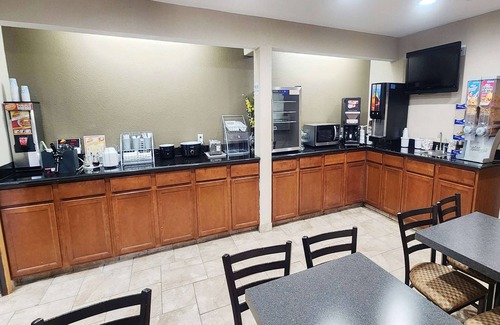 Newton Hotel | Super 8 by Wyndham Newton