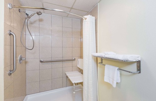 Newton Hotel | Super 8 by Wyndham Newton