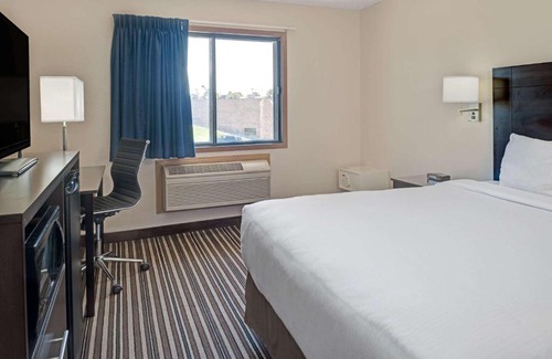 Millard Hotel | Super 8 by Wyndham Omaha I-80 West