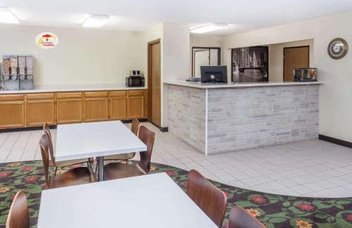 Pekin Hotel | Super 8 by Wyndham Pekin/Peoria Area