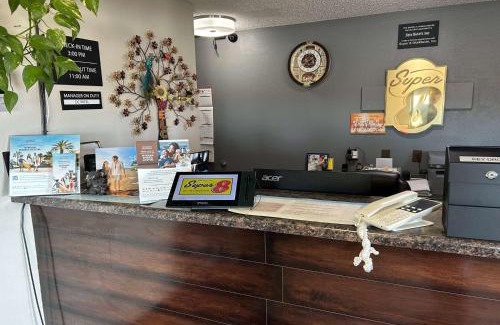 Perry Hotel | Super 8 by Wyndham Perry IA