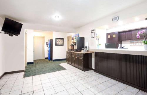 Moon Township Hotel | Super 8 by Wyndham Pittsburgh PA Airport-University Area