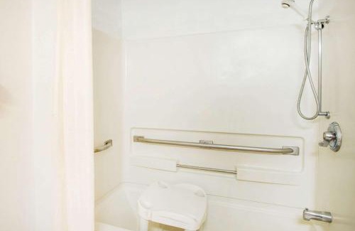 Moon Township Hotel | Super 8 by Wyndham Pittsburgh PA Airport-University Area