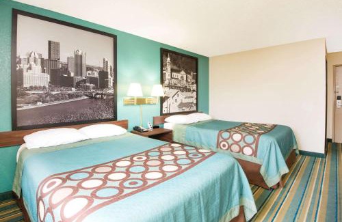 Moon Township Hotel | Super 8 by Wyndham Pittsburgh PA Airport-University Area
