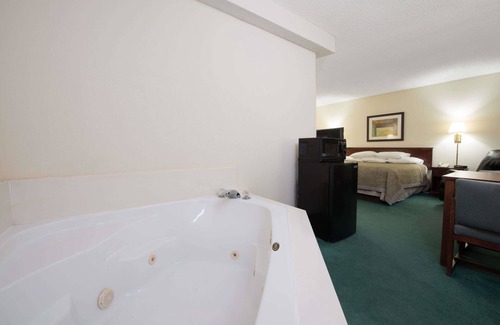 Richmond Hotel | Super 8 by Wyndham Richmond