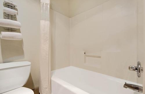 Riverside Hotel | Super 8 by Wyndham Riverside/Kansas City