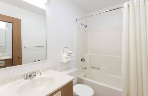 Rock Falls Hotel | Super 8 by Wyndham Rock Falls Sterling Area