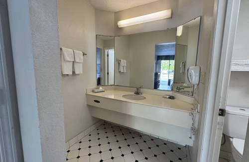 Fleming Hotel | Super 8 by Wyndham Savannah