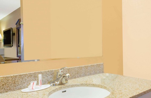 Talladega Hotel | Super 8 by Wyndham Talladega AL