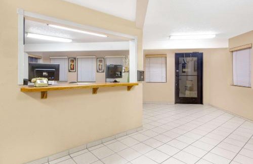 Lake Havasu City Hotel | Super 8 by Wyndham Lake Havasu City