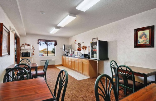 Wa Keeney Hotel | Super 8 by Wyndham Wakeeney