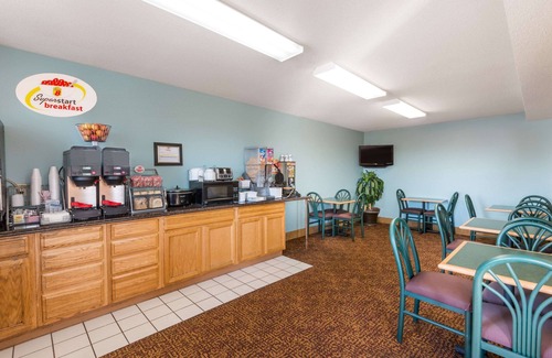 Wa Keeney Hotel | Super 8 by Wyndham Wakeeney