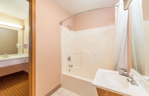 Wa Keeney Hotel | Super 8 by Wyndham Wakeeney