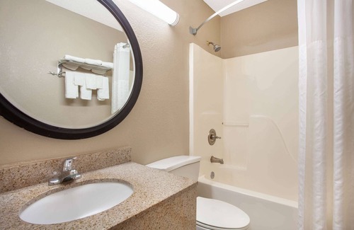 Waycross Hotel | Super 8 by Wyndham Waycross GA