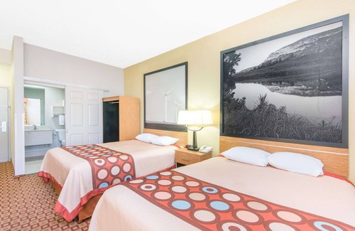 Wichita Hotel | Super 8 by Wyndham Wichita South