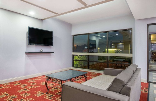 Wichita Hotel | Super 8 by Wyndham Wichita South