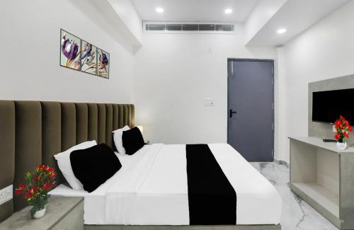 Lucknow Hotel | Super Collection O Quila Road Formerly JR Inn