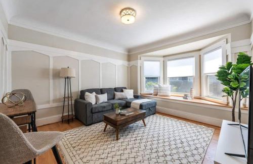 Richmond District House | Super Convenient 1br City Pad With Garage Parking