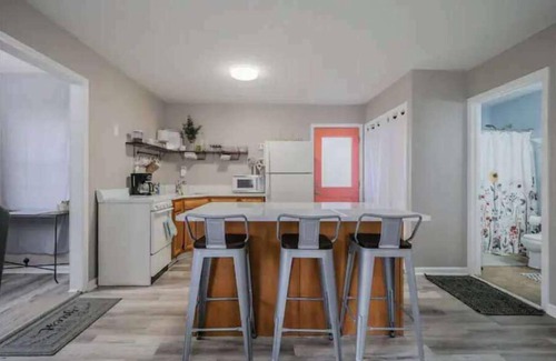 Madison-on-the-Lake House | Super Hosts: Grove Cottage - close to beach, wineries & Spire!