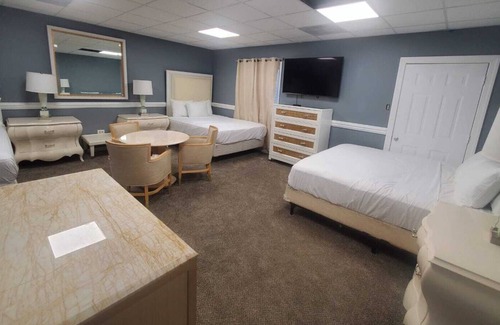 Parkway Village House | Super Large East Memphis 23 Beds