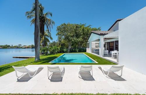 Ojus House | Super Modern Waterfront Paradise Near the Beach